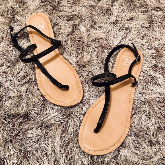 American Eagle by Payless Sandals - Picture 2 of 3